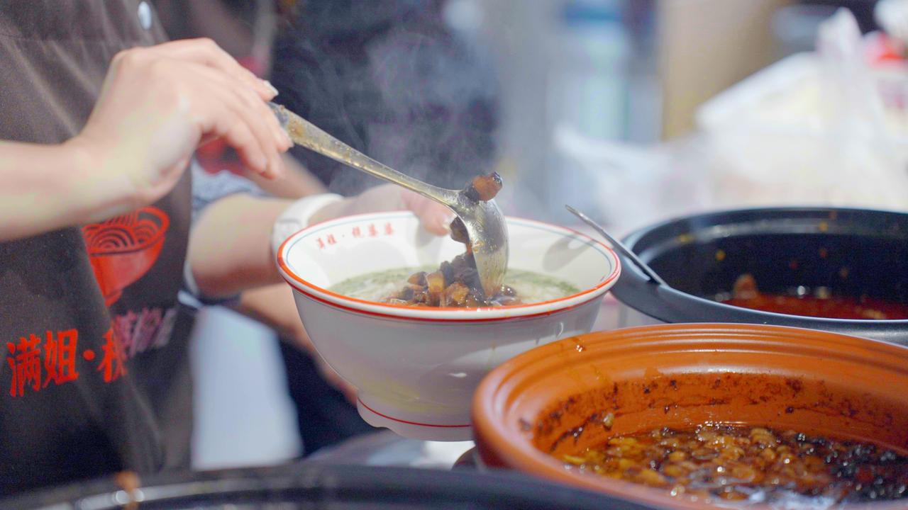 以前有种说法，叫“天下湘菜半出湘潭”。现在新说法叫“玩在长沙，吃在湘潭”。好