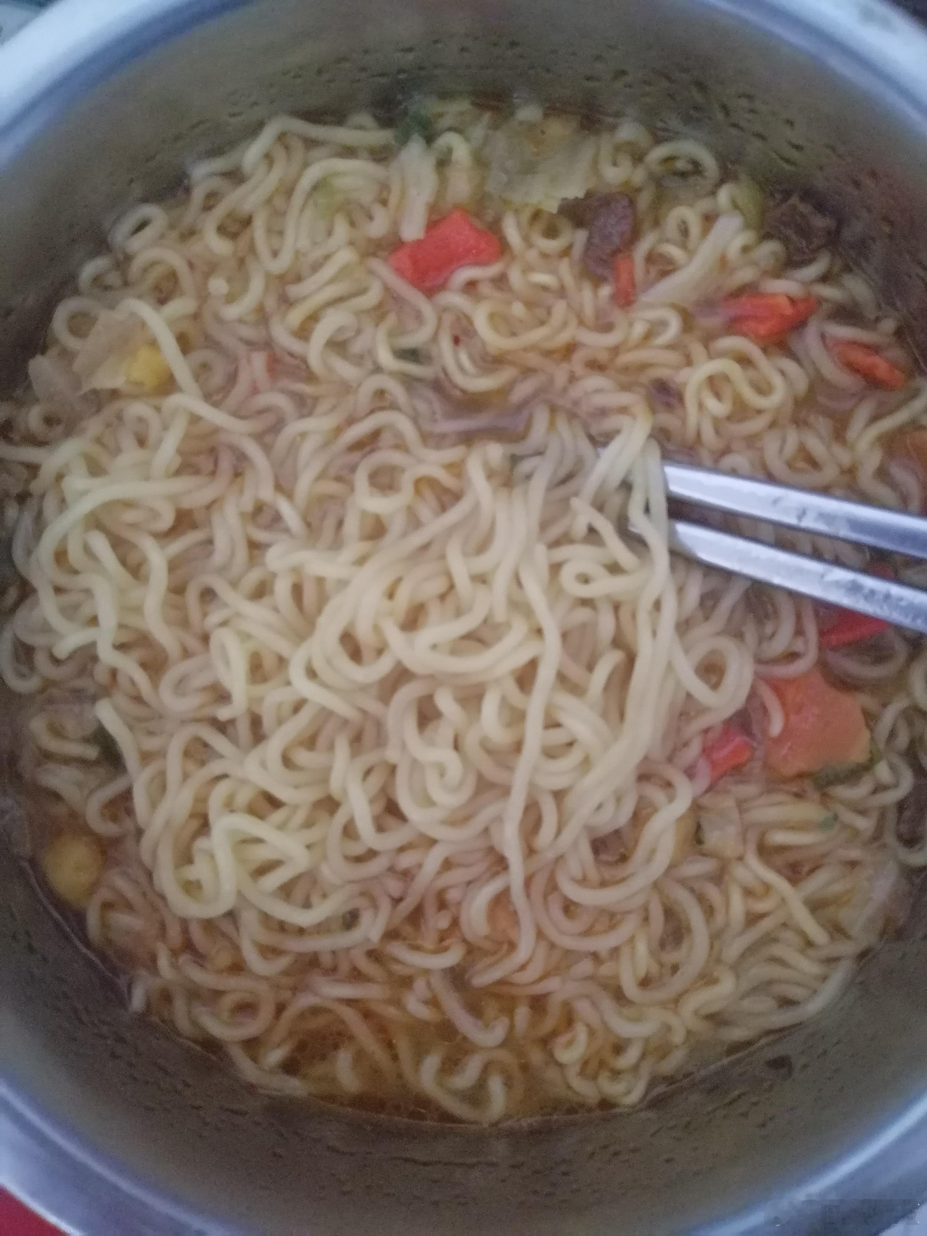 午餐时间，两包泡面[捂脸哭]生活手记​​​