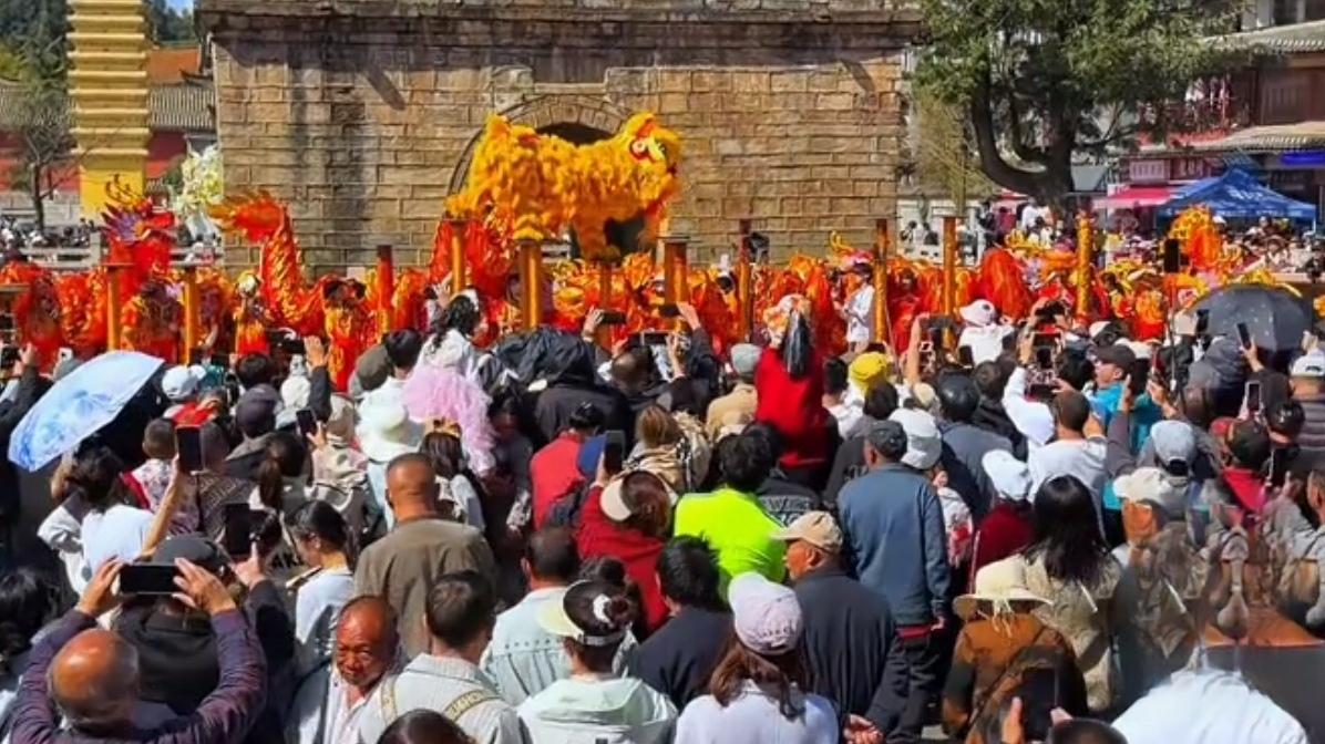 🔥爆火！昆明春节直接“挤爆”，全国游客都来春城过年这个春节，昆明旅游彻底火