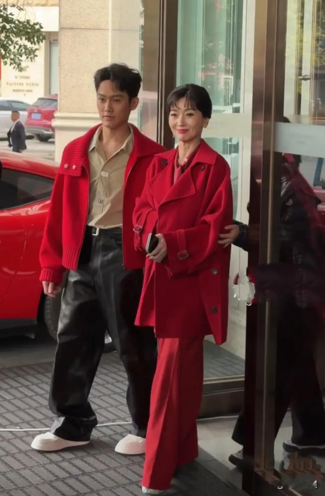 话说，赵雅芝真的够敬业的！她和儿子黄恺杰现身义乌做活动，母子俩都是一身红色，喜