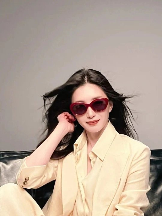 江疏影说“习惯每天戴眼镜”的样子，真的把知性与松弛感拿捏得恰到好处！眼镜于她而言
