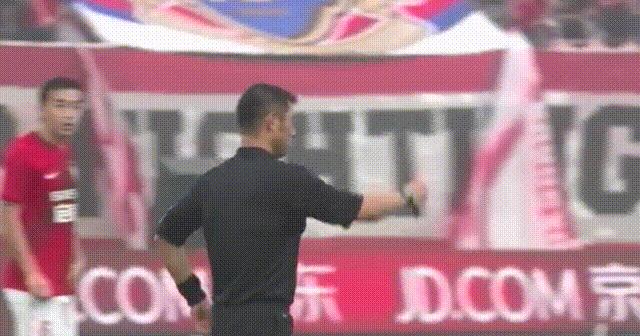 这是孙祥在广州队效力时的最后一场比赛。2014年中超联赛，在和北京国安的天王山之