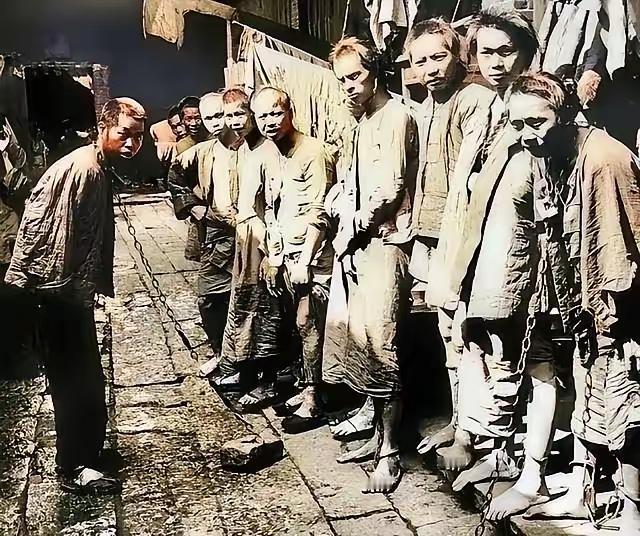 据说，这是一张清军逮捕义和团准备押赴刑场的照片，一个个都戴上脚镣，有两个还被锁住