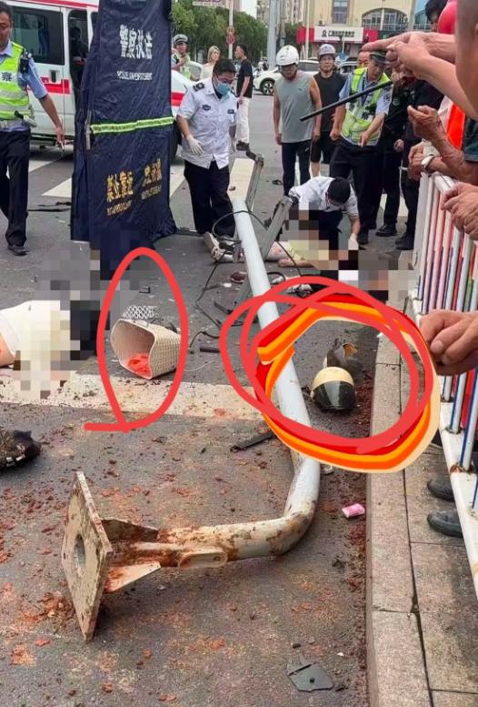 这个冲击力度真的太大了，连路灯都被拔出来了，其实这位宝妈已经很注意交通安全，戴着