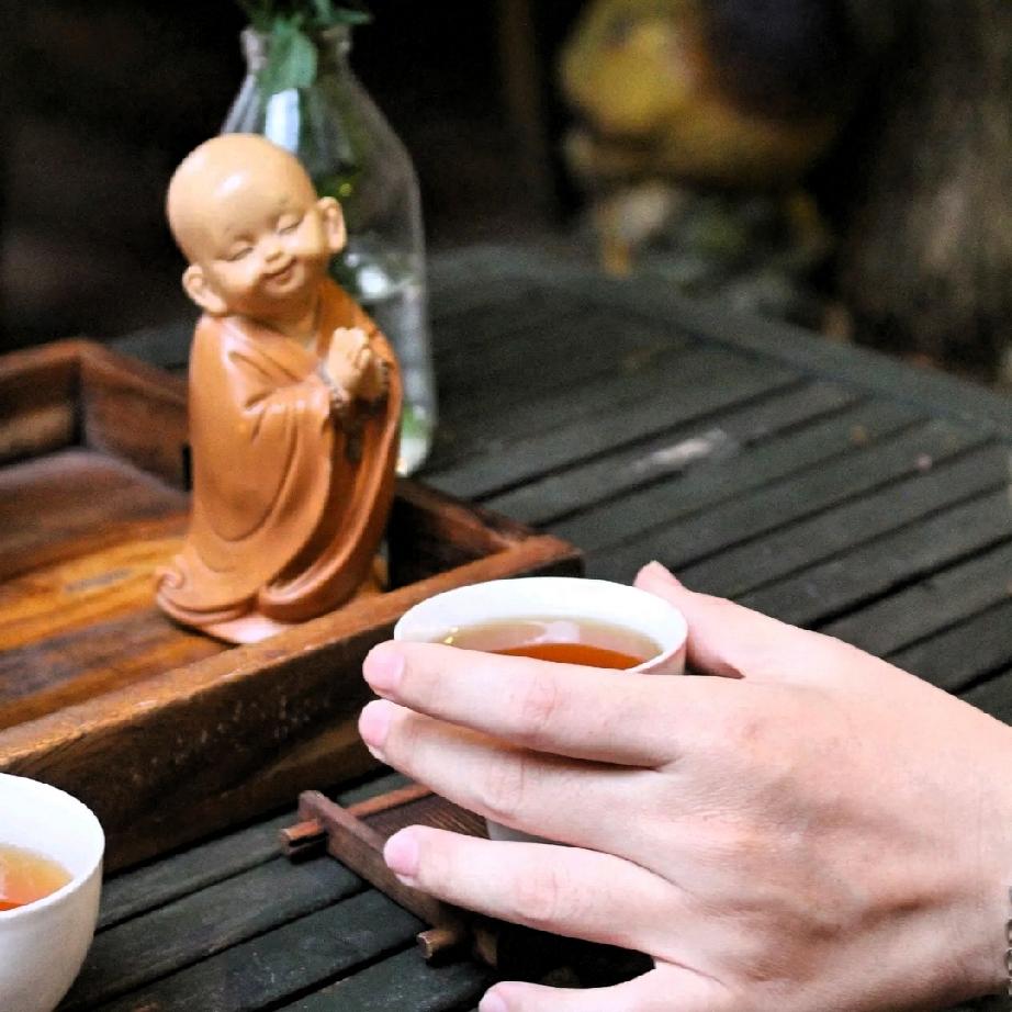 一段非常通透的话：“人一旦退休了，只要你肯安安静静待在家里，少出门、少社交、少凑