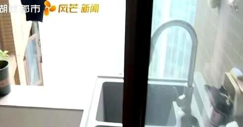 湖南长沙一男子花了五十多万买了房，正准备装修时发现，自己家门口和邻居共用的设备平