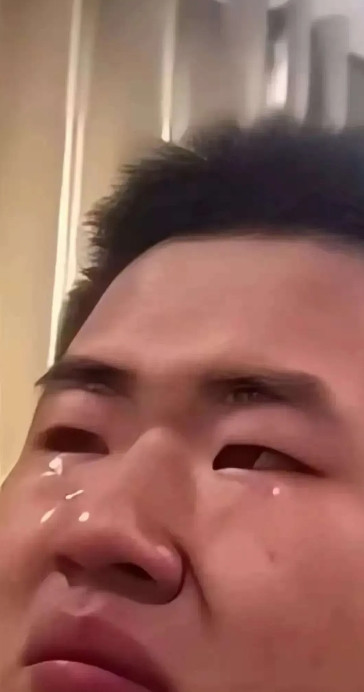 看哭了，男孩上课突然哭了起来，老师过来问其男孩，为吗上着课哭，男孩说：爸妈吵架了