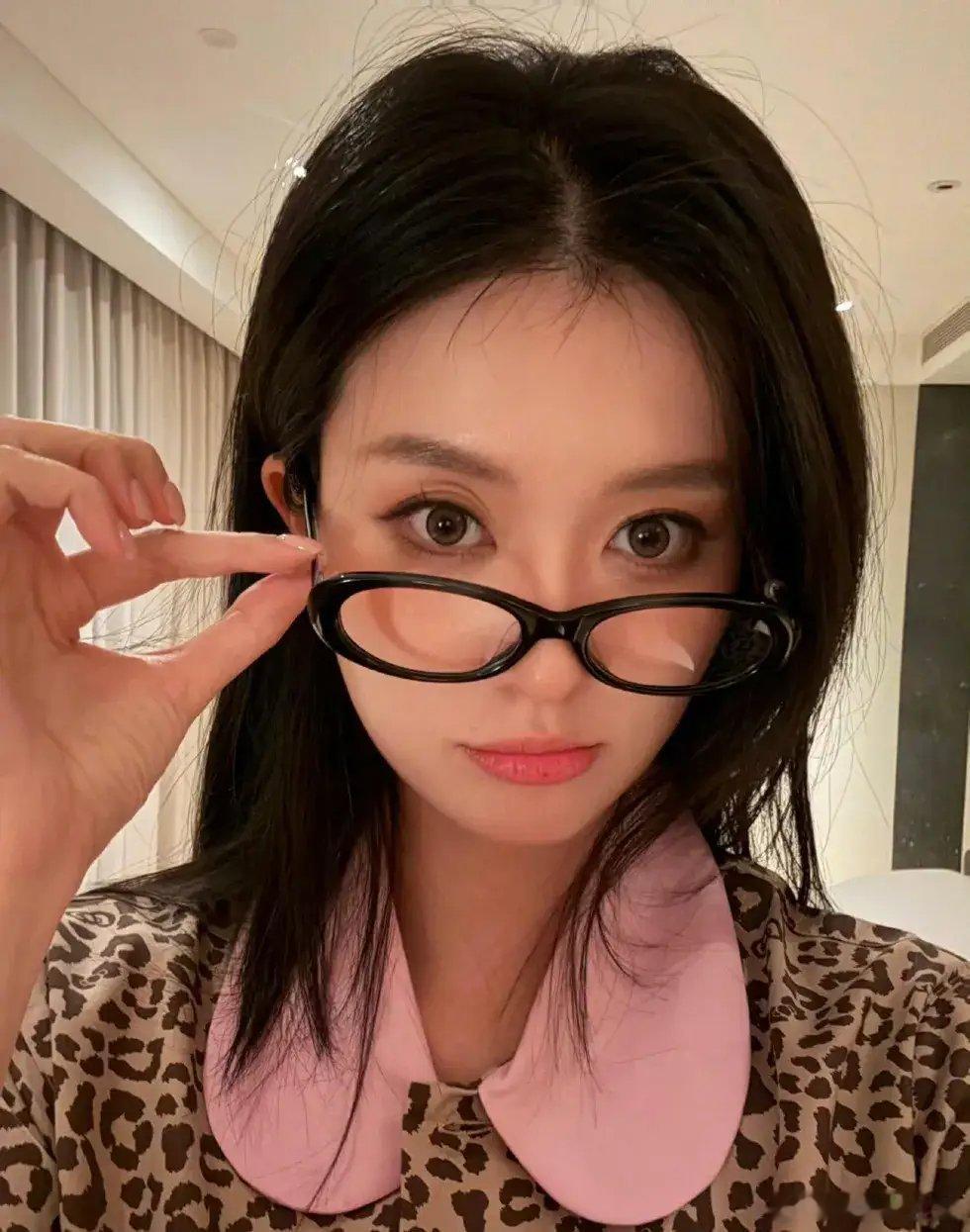 婚后的乔欣露脸，结果引发网友关注，从欢乐颂时的苦面相，逆袭成富贵之人面相，这张脸