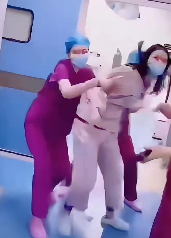 生完孩子不到两小时，本是产妇卧床静养、严防大出血的关键监护时段。身体尚未恢复的产