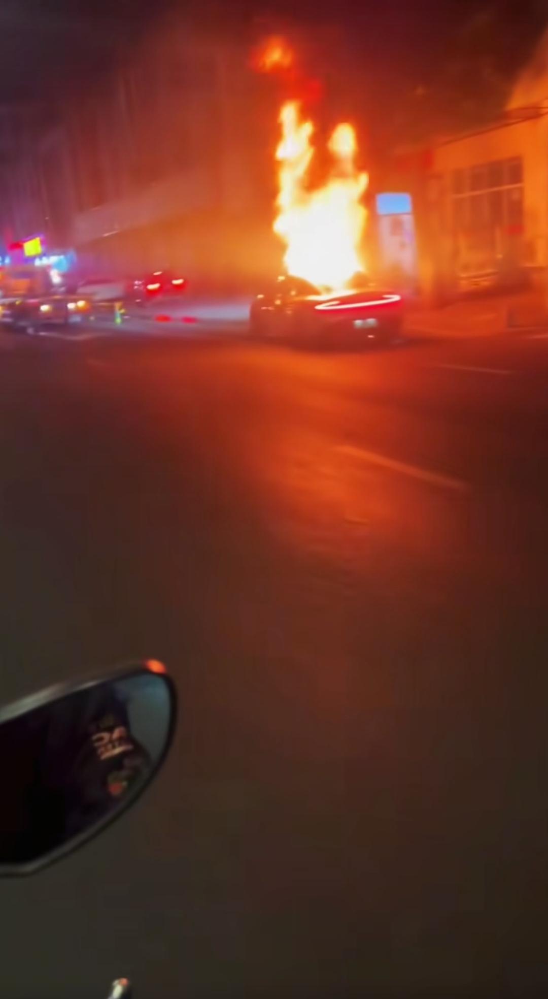 江苏常州一辆小米SU7在路边燃烧！2025年11月10日江苏常州，一辆小米SU