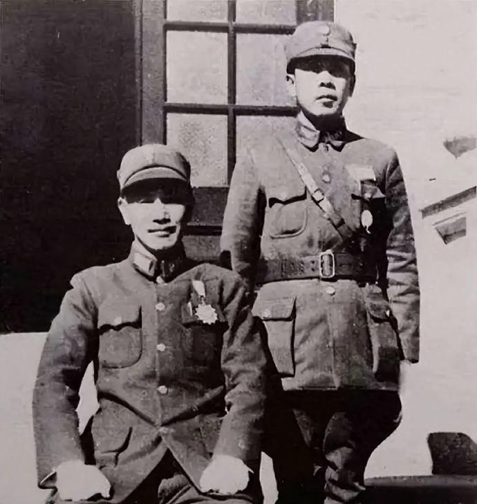 1957年，黄百韬的儿子黄效先，枪杀和他关系暧昧的男性朋友，被判处死刑。黄百韬的
