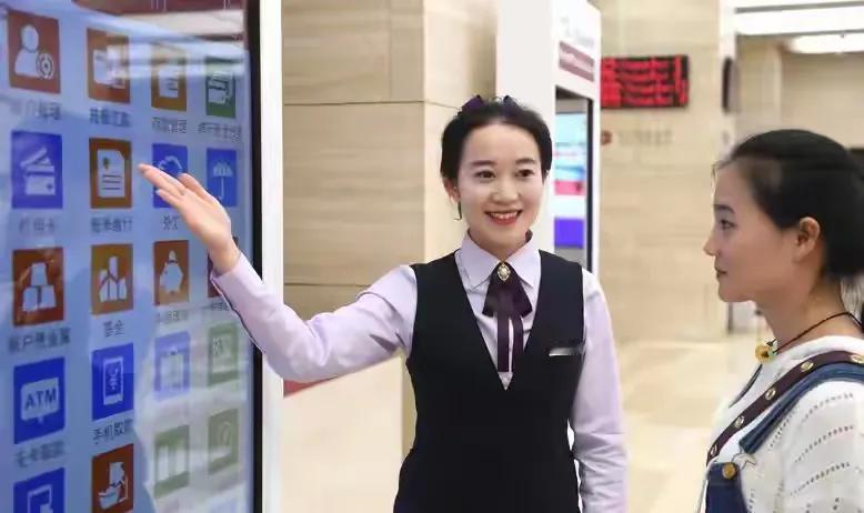 哎哟喂,这事儿说出来您可能都不信——南京一位邵阿姨把省吃俭用攒的24万养老钱存进