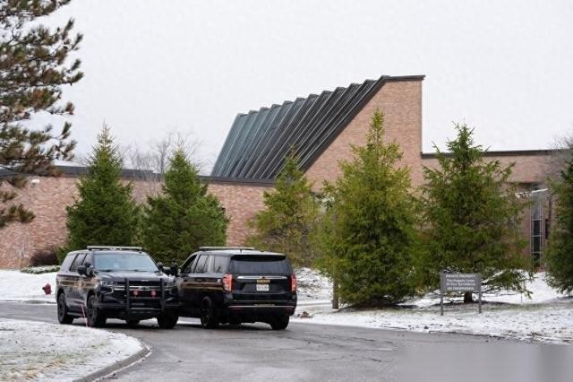 41岁的美国厨师，开着装满汽油的车，一头撞进底特律最大的犹太教堂疯狂扫射。中东的