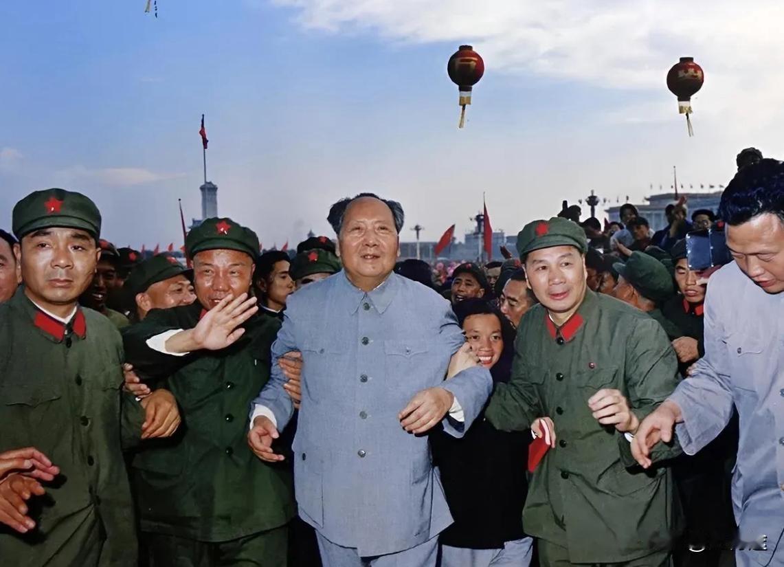 1966年10月庆典，毛主席走下城楼，准备与群众们一起庆祝，杨成武和萧华两位上将