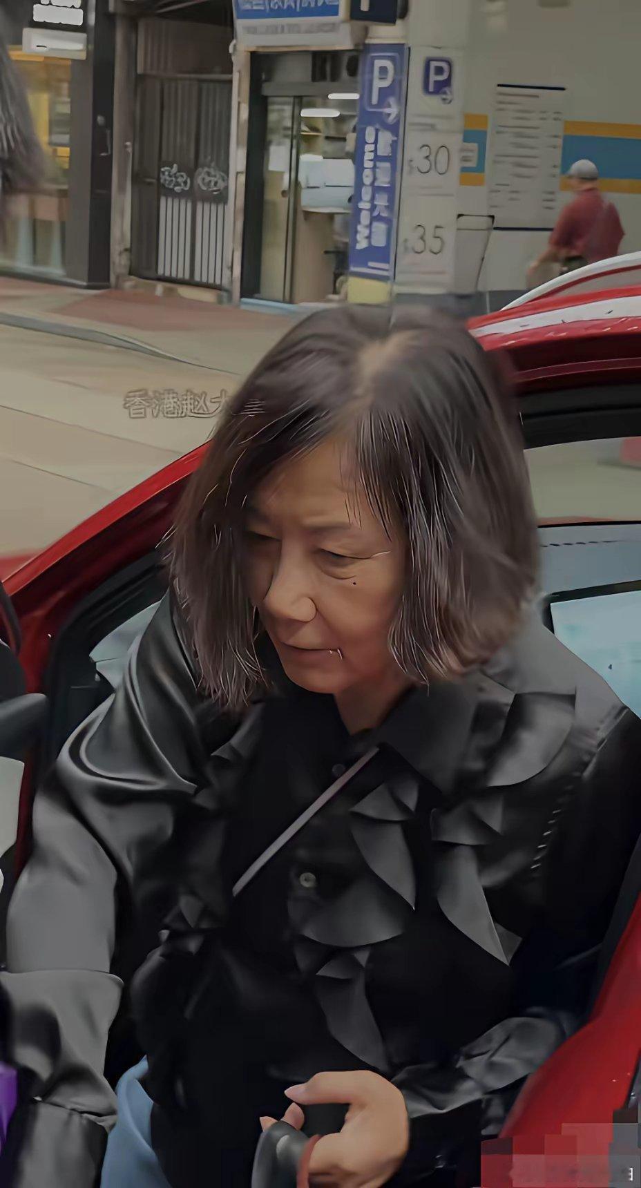天呐，曾经的香港大姐大，多少男士的梦中情人，香港弟一女神，可现在说农村老太太也有