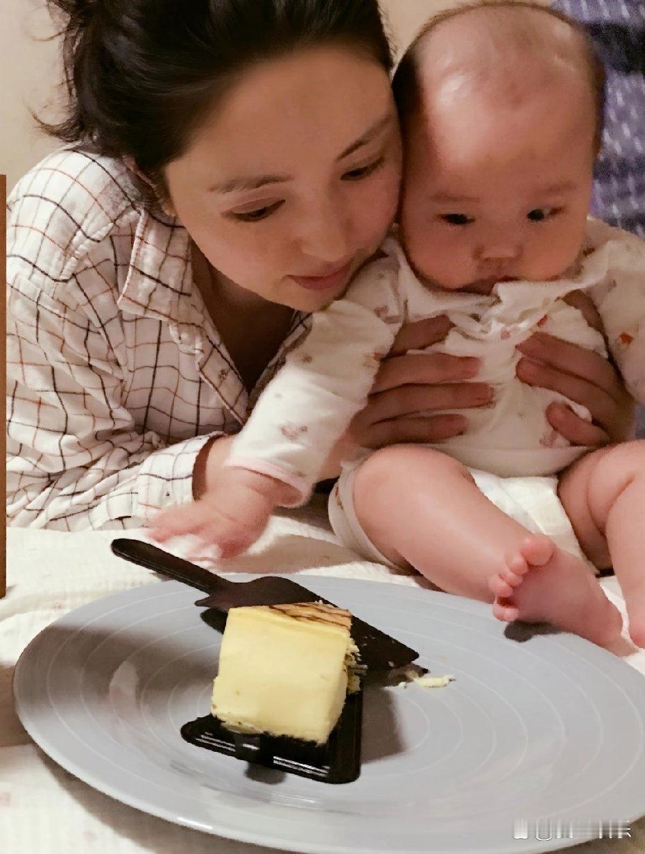 董璇晒出女儿小酒窝的成长照片，一张张记录孩子从小到大的变化。曾经遭遇生活变故，董璇咬牙扛起一切，为了