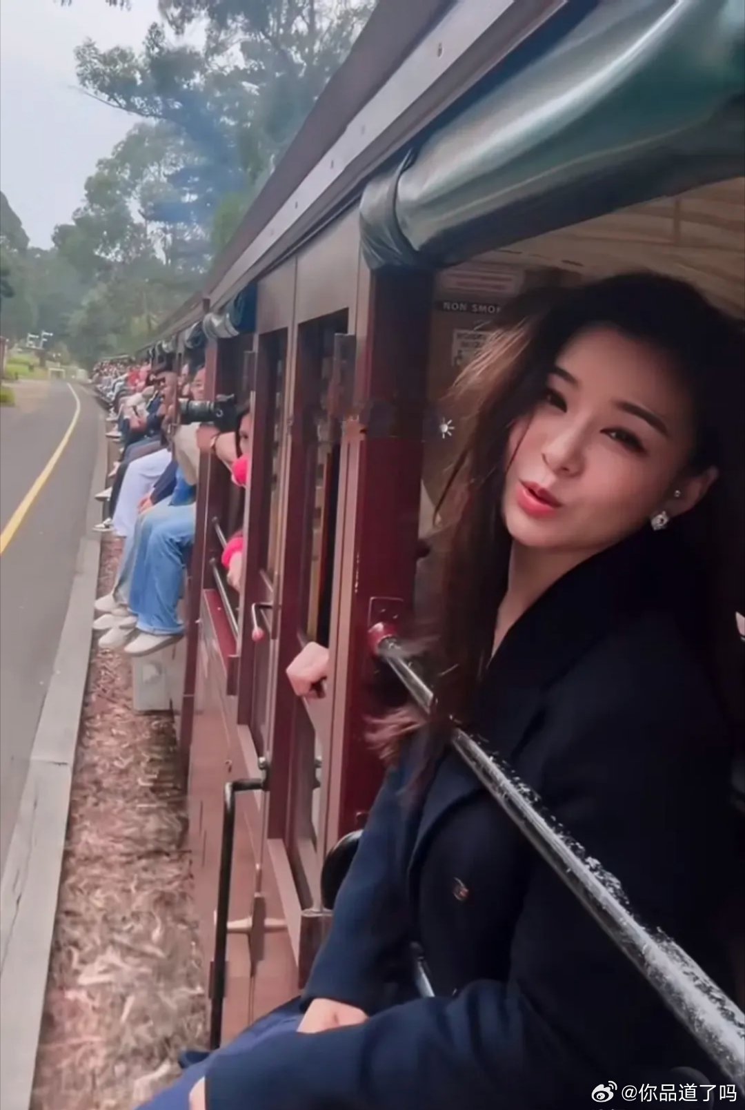 李小萌带着爸爸妈妈在澳大利亚墨尔本旅游，爸妈罕见出镜，才发现她长得好像妈妈啊！