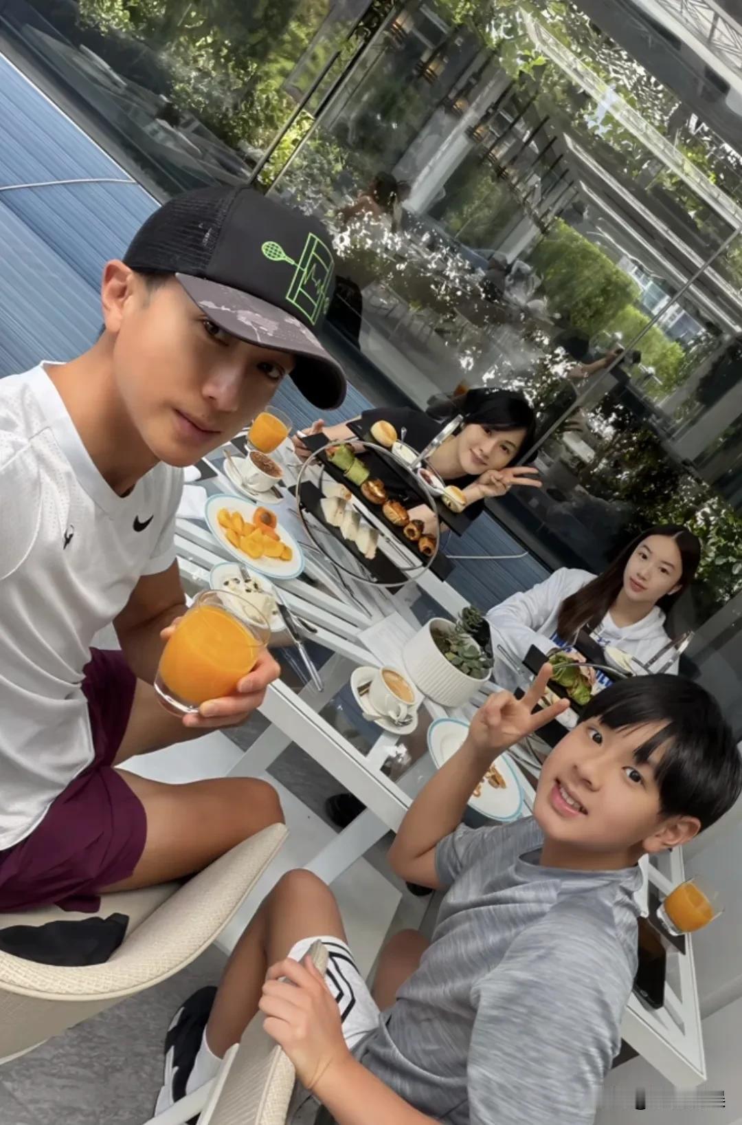 吴尊带着老婆孩子在澳大利亚过儿童节，这两个孩子真没浪费父母的高颜值啊！吴尊是圈