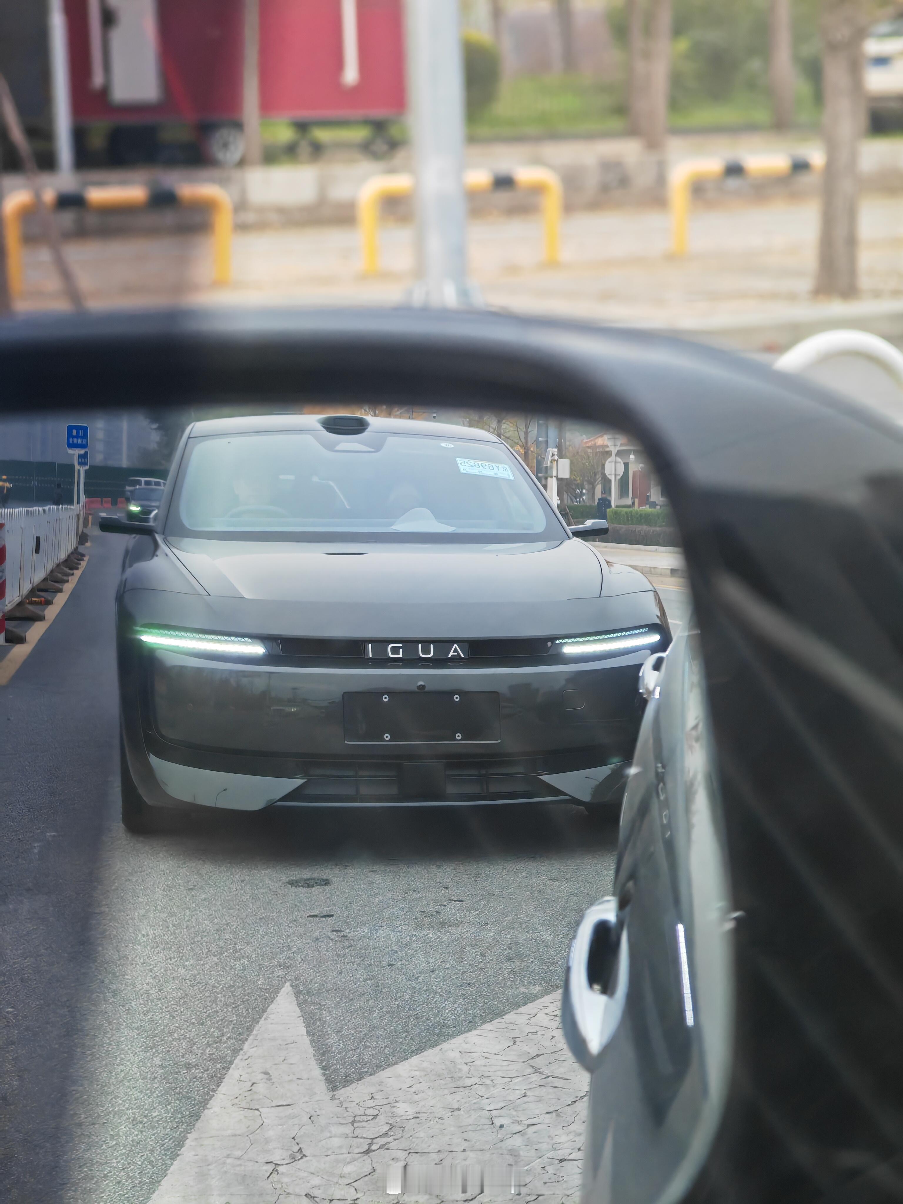 呃……这个该怎么念？设计师是不是没考虑过镜像以后的文字[