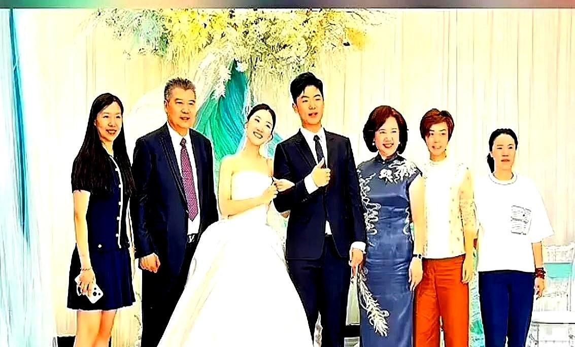 张怡宁是一个一点也不需要别人羡慕自己的女人，就算参加李隼女儿的婚礼，可以让徐威陪