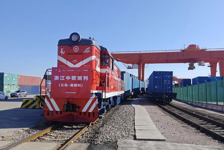 俄卡美拦搞针对！中国外贸出海，咋就成了闯关打怪？一边是全球市场的广阔蓝海，一