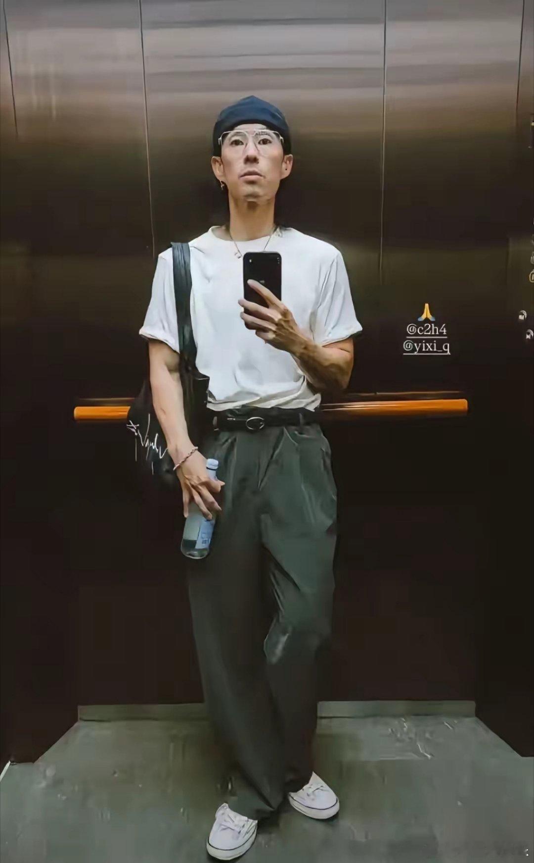 我能接受吴建豪长得不帅我也能接受他演技不好但真的接受不了，他对自己这么狠，瘦到脱