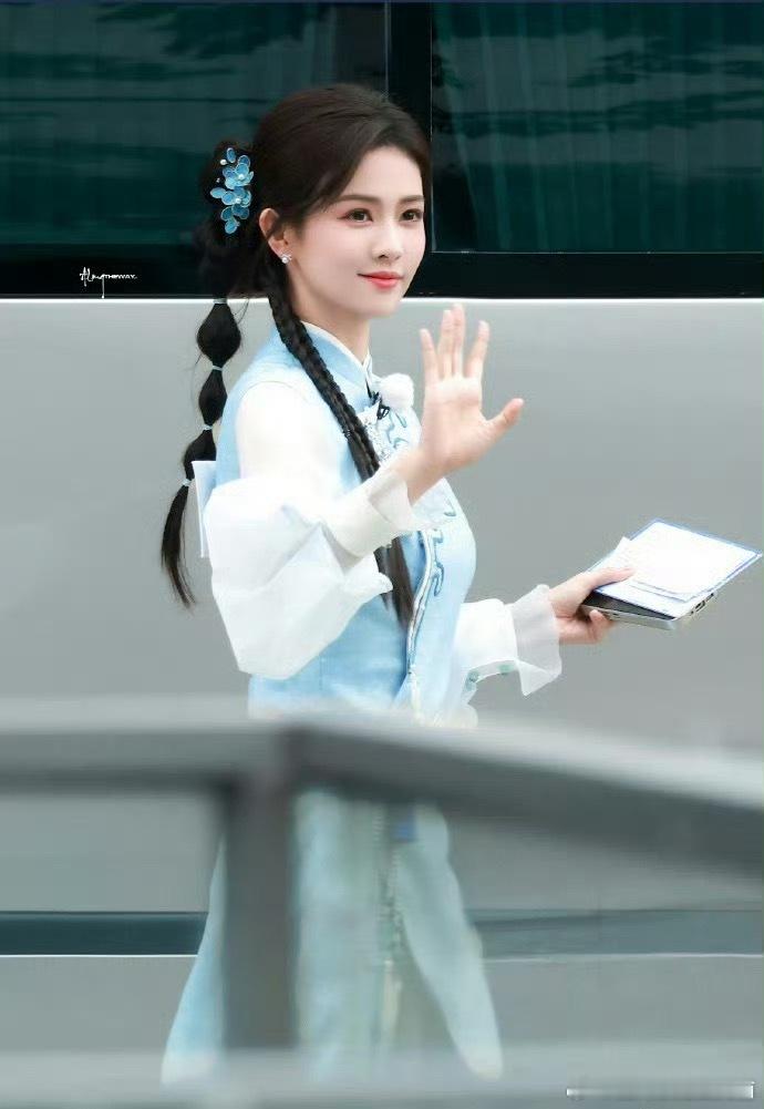 白鹿这身水蓝色套装也太绝了，清新又高级，把少女感和优雅气质拿捏得刚刚好。随便一个