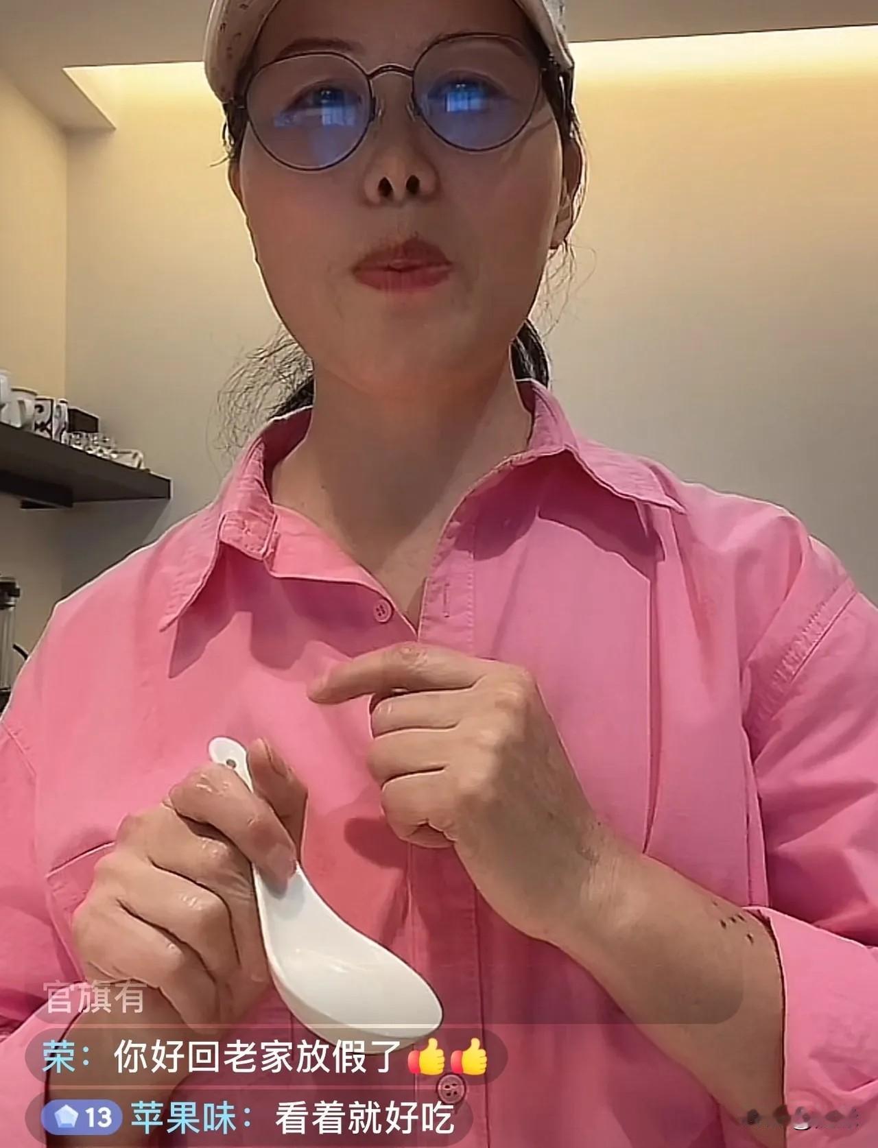 小杨阿姨又开直播了！有网友问:什么时候回老家？她说:快了，没几天了，玥儿和箖