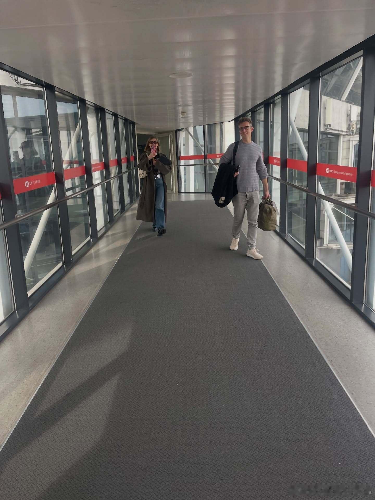 裴淳华给粉丝签中文名裴淳华近日，裴淳华（RosamundPike）在来华宣传