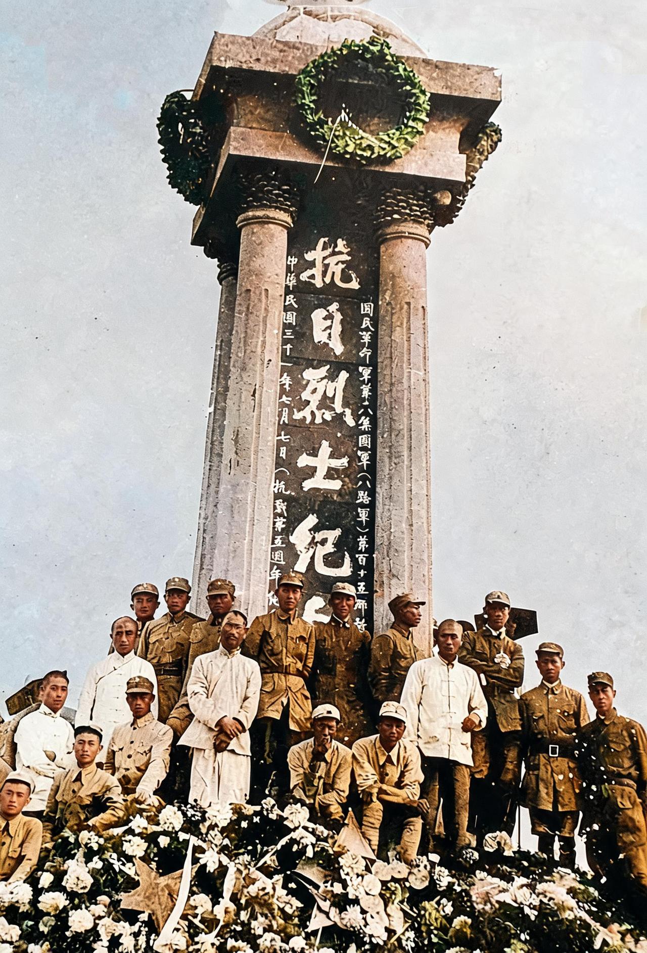 这是1942年7月7日山东滨海区抗日烈士纪念塔落成典礼现场合影。这一天正是卢沟桥