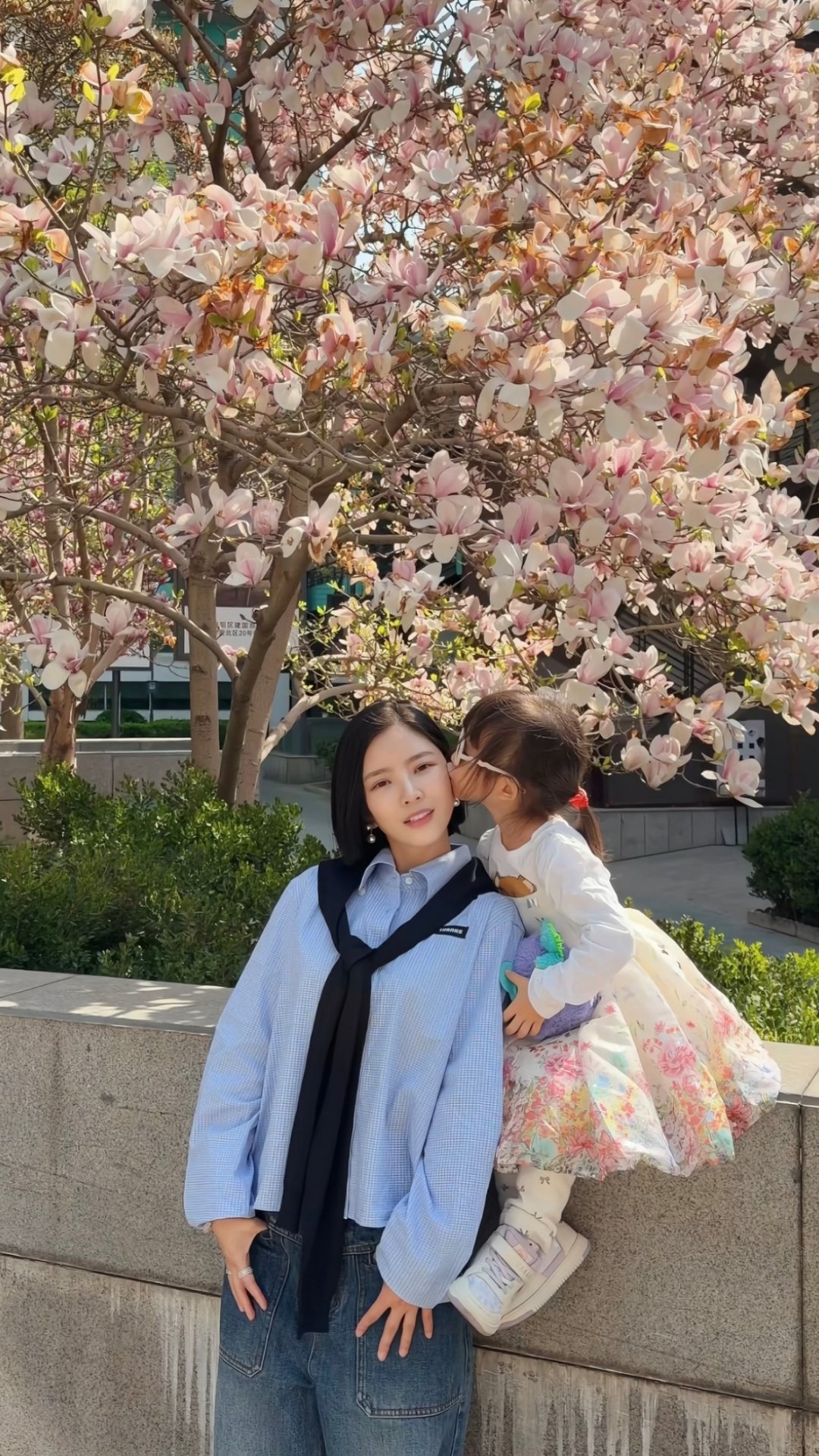 杜淳老婆王灿晒和女儿的赏花照，王灿发文说因为女儿太可爱了，所以完全不想生二胎。