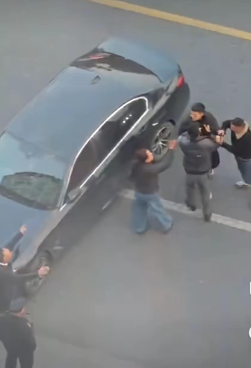 这两人看得出都不是什么善人？这在安徽的宣城，发生了如此尴尬的事情，这路上，两