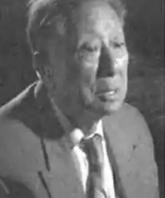 1942年，一名伪军师长派人送给粟裕一把伞，粟裕疑惑地打开伞一看，里面竟藏了一张