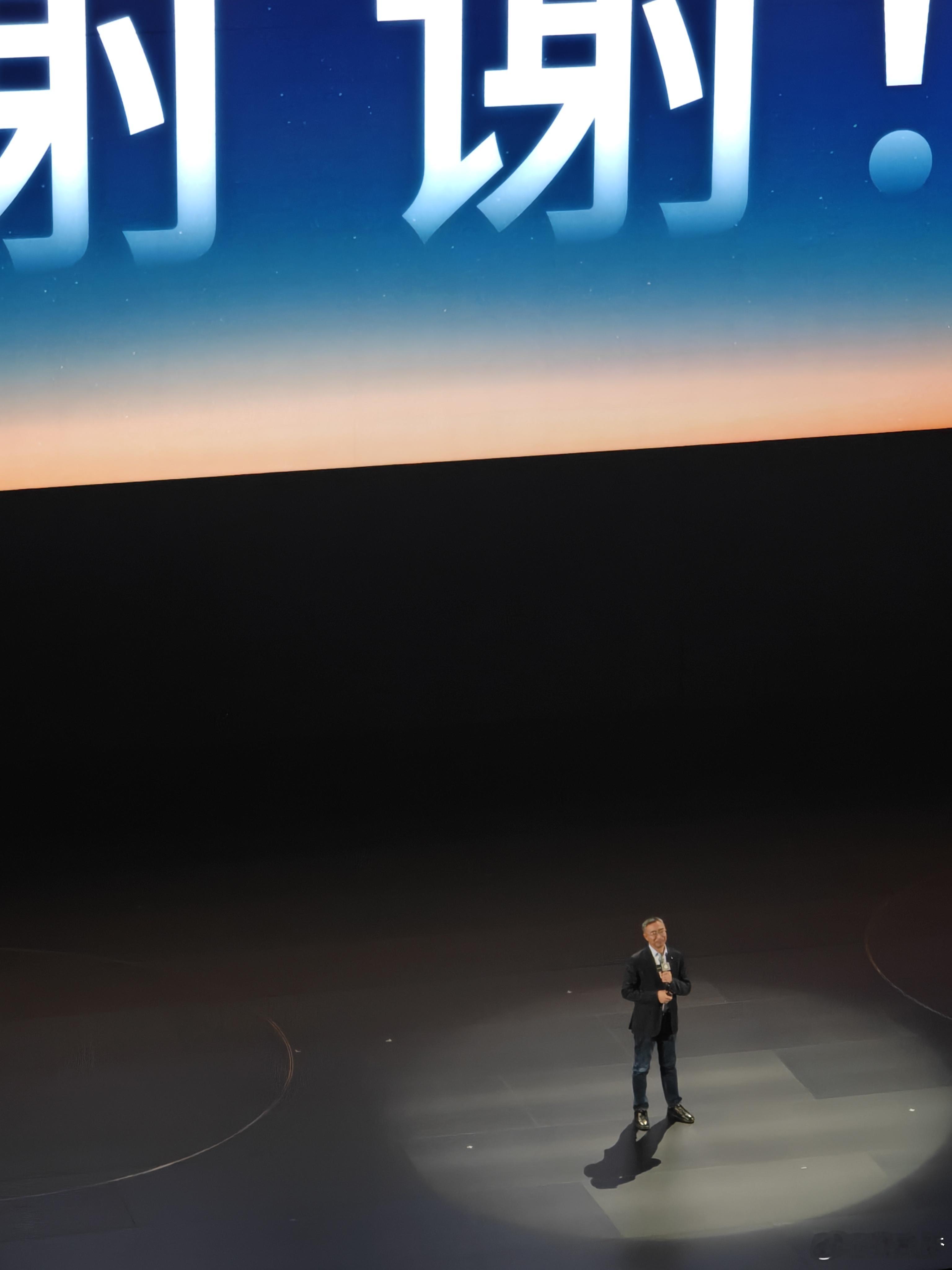 开场零跑朱江明开始回顾零跑十年图2是萌生造车想法时候的他，他说着说着明显有点哽