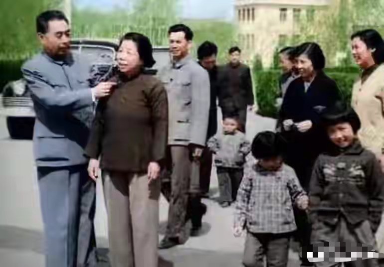 50年代，周恩来总理与邓颖超在中南海的同框，被摄影机记下来了