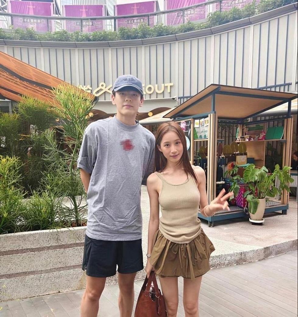 我‏的‎‎‏天，⁠‎差点﻿‏没﻿认出来，⁠真人比电视上还瘦，帅得我直‌接‏说不⁠