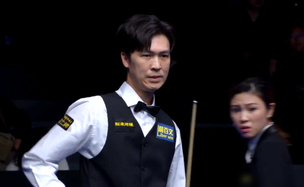 特鲁姆普彻底懵了。决胜局最后一颗黑球，对手放弃防守，直接一杆长台玩命，这简直是疯