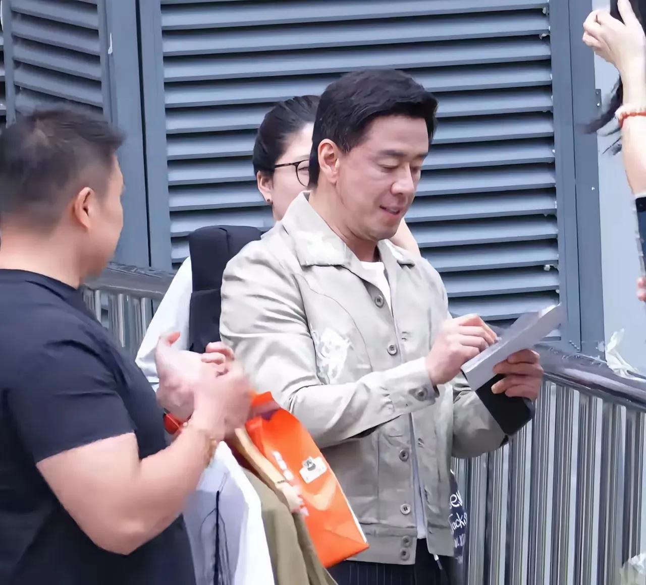 陈坤标志性欧式双眼皮不见，杨坤变得不敢认，明星们个个都怎么了端午节网友晒出杨坤