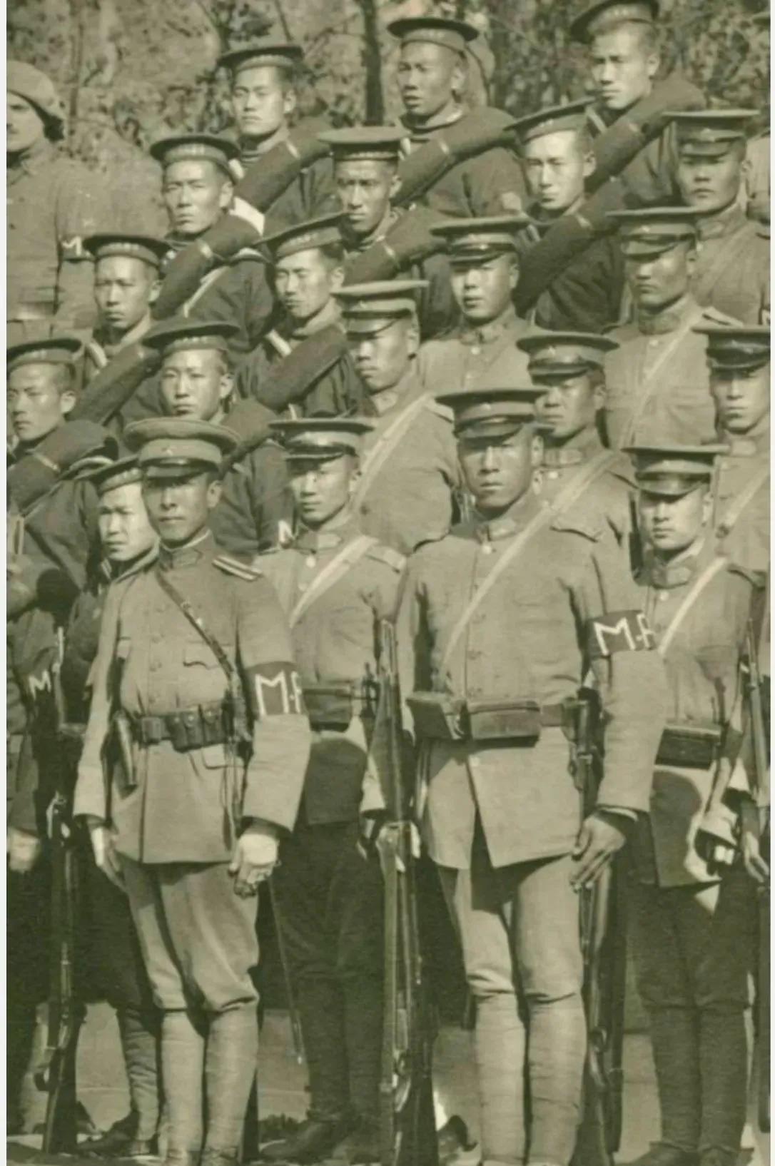 这是1918年，北洋政府出兵海参崴时，宪兵和水兵的一张合影，这两支军队都是当时中