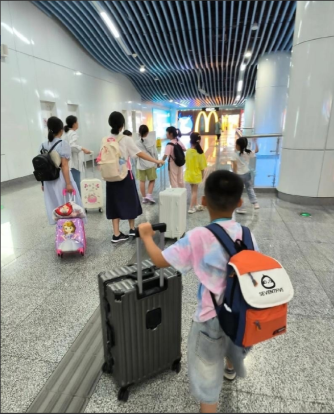一女子在某旅行社给孩子报了出国旅游项目，并花费16500元。岂料，在出发前孩子忘
