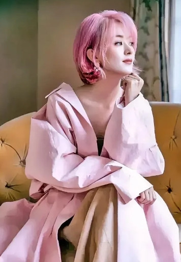 难怪赵丽颖近几日的形象越来越让人惊艳了她形象大变，一点也不亚于换了一个人