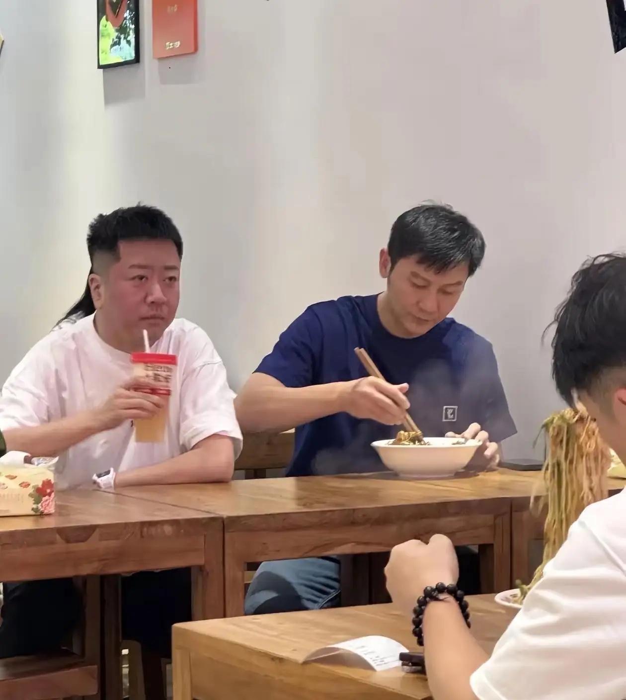 李晨这么大的明星，也来小饭馆吃饭了，真低调