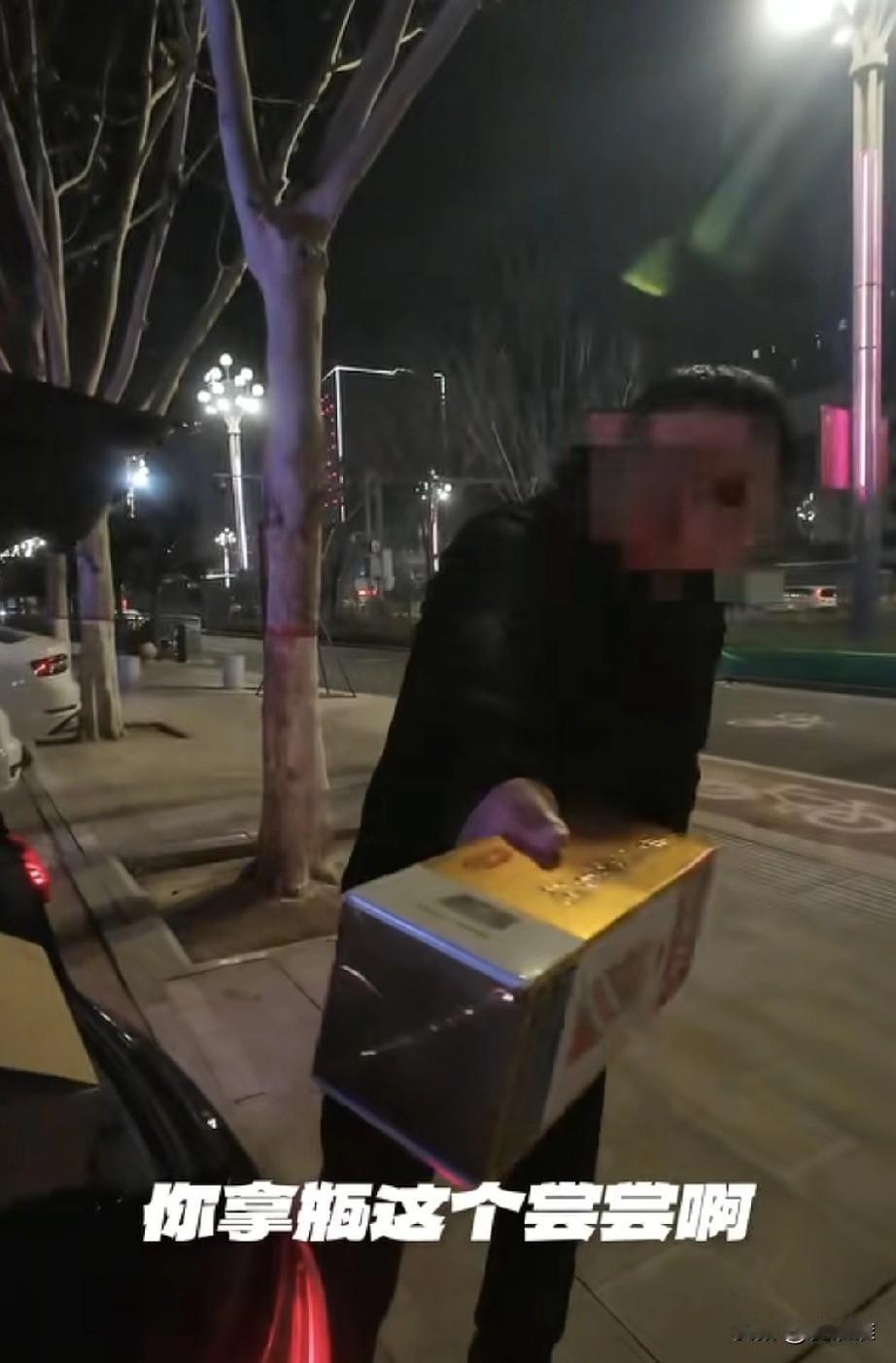 代价小哥对车主吐槽：“自己30多岁了，还没有喝过茅台。”没想到到了目的地之后，车