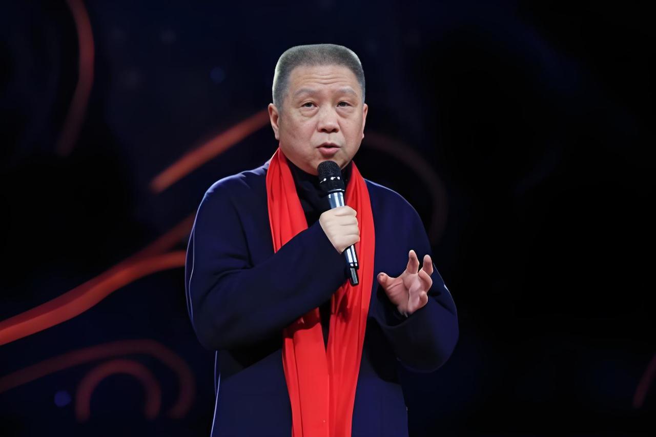 1998年，抗战老兵马丹林躺在医院里，浑身都插着管子。然而，他身家百亿的儿子马未