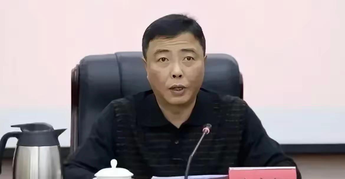 广东四会市委书记翁卓辉落马，最荒诞的不是贪腐金额，而是他的出身。你想想，这哥们