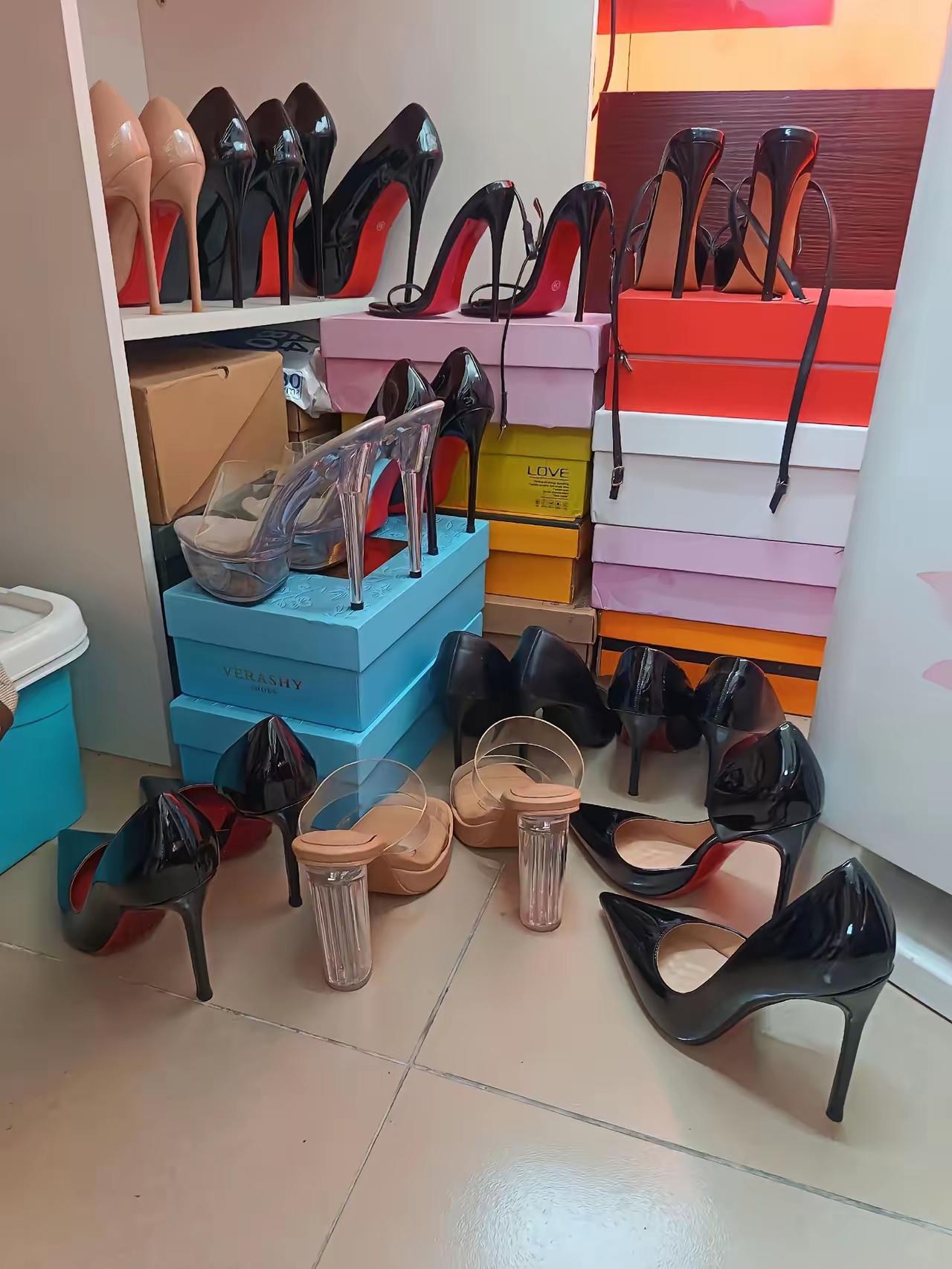 看看这些高跟鞋👠的风格，可以说跨度是非常大的，我觉得主人肯定是一个四十岁到五十