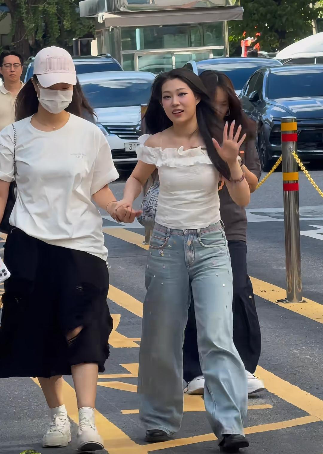 幸好是他爸的女儿，不然就这长相就这嗓音根本出不了道，但是这确实也是她的资本！只