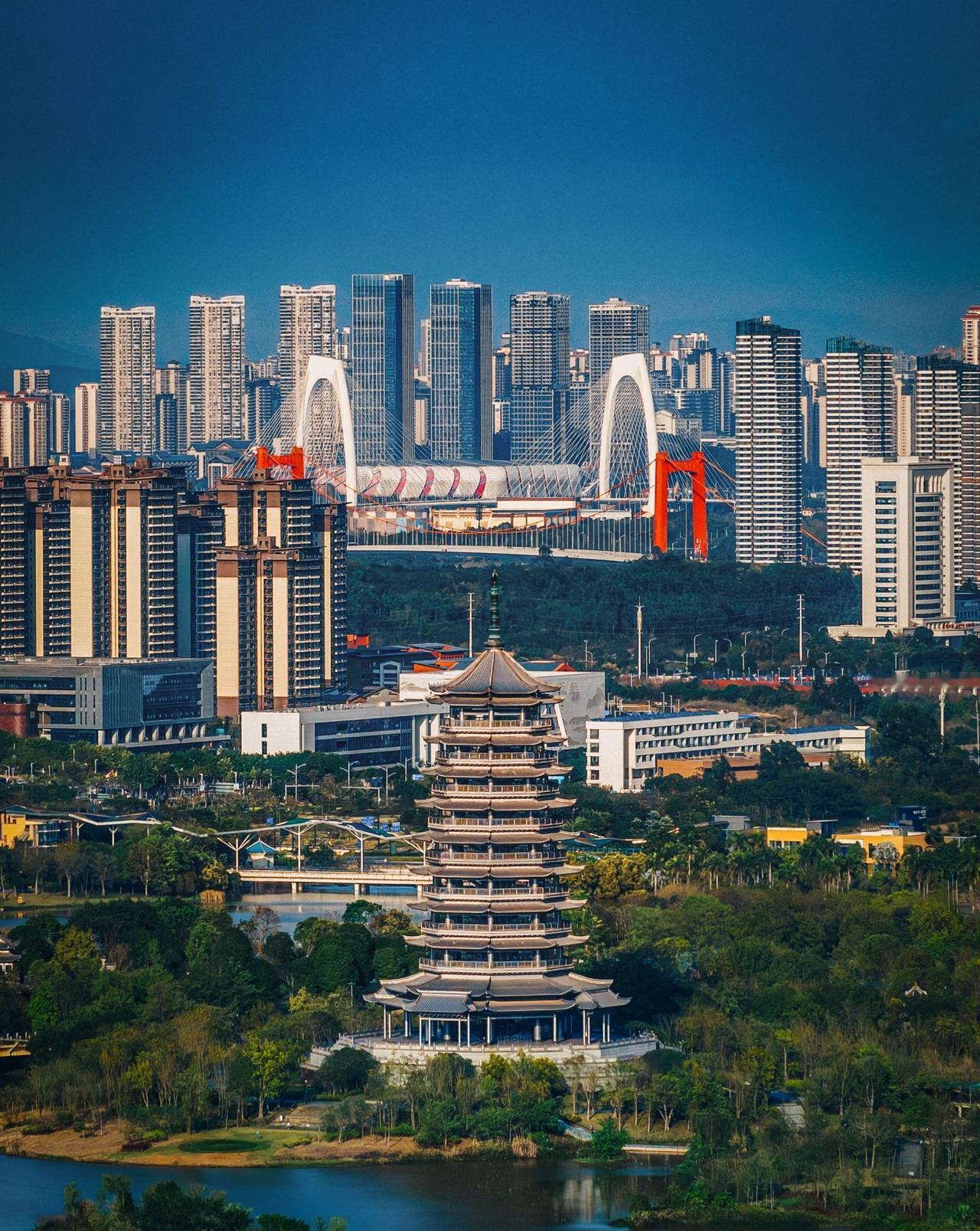 南宁，没想过金门大桥和五象大桥可以同框，以为离得太远[捂脸哭]