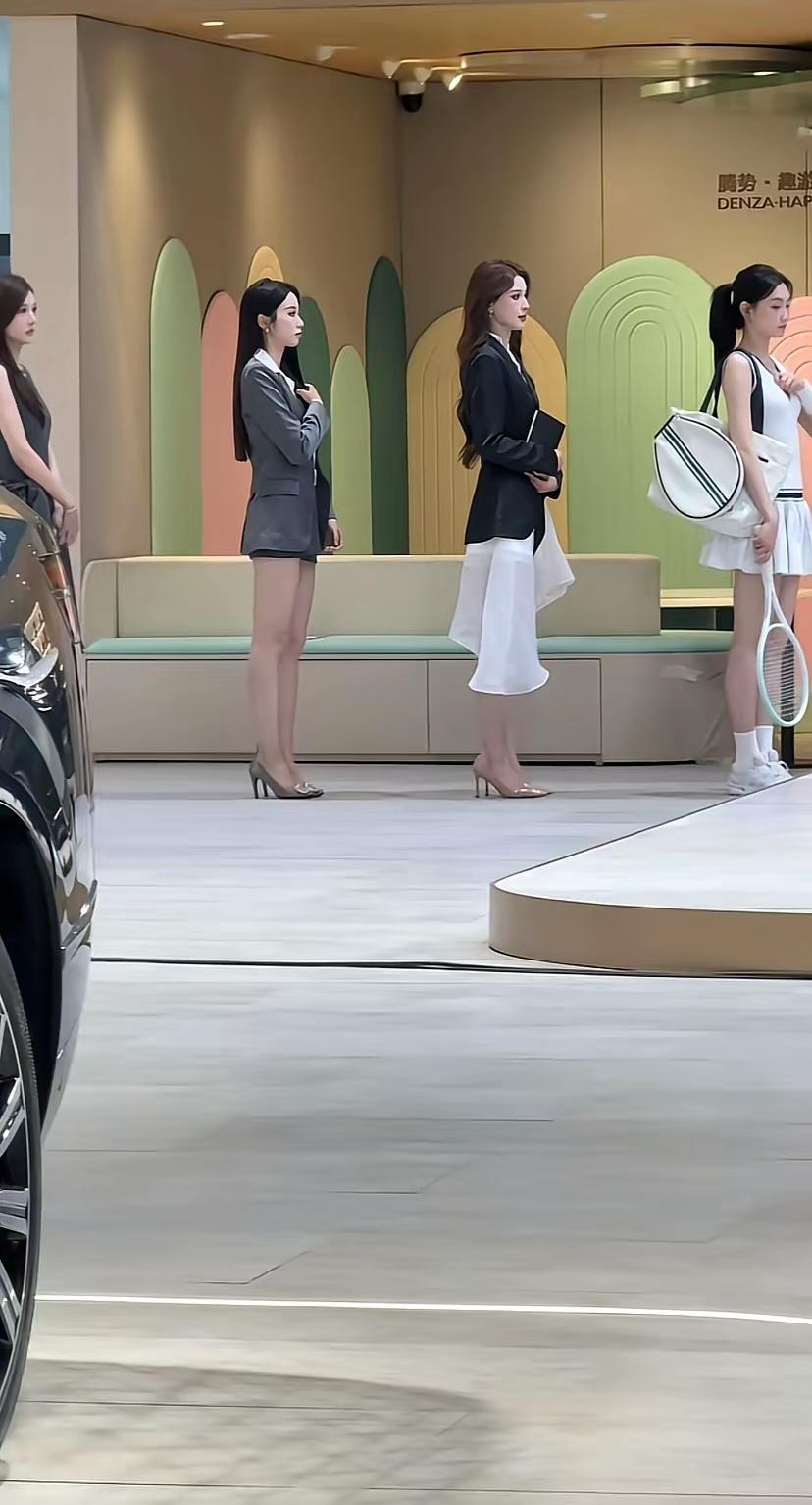 最后一个虽然只有半张脸，但是我认为最漂亮。