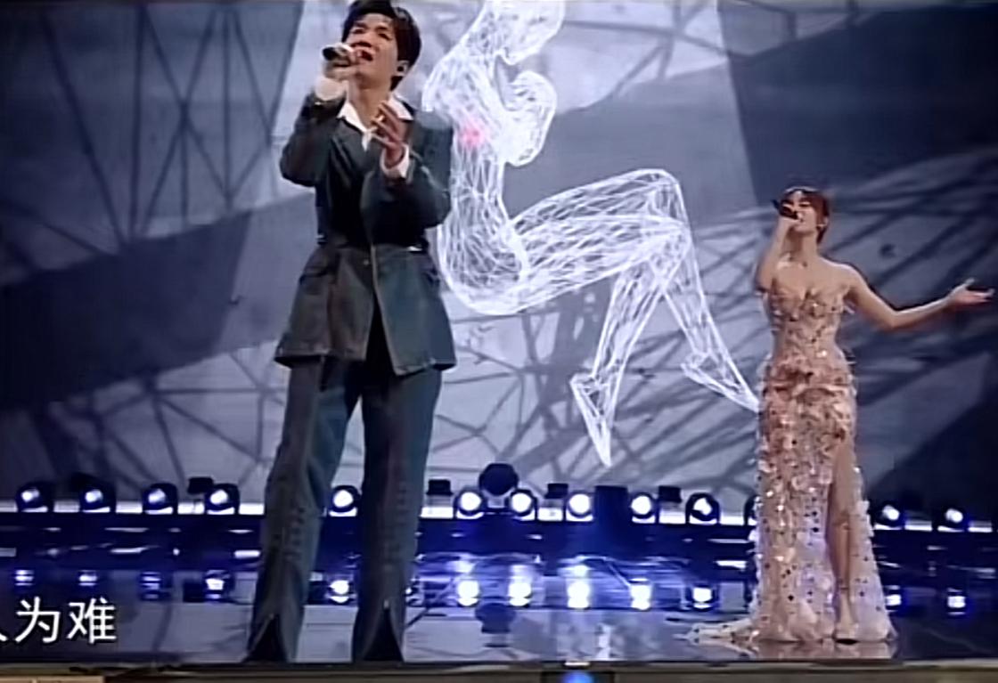 陈楚生与黄霄云合作的《袖手旁观》，一个深情一个洒脱。今天又重温了《我们的歌》里